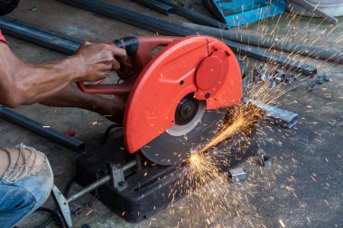 İşçi çeliği kesmiş, tekerlek testeresiyle kesmiş, tekerlekleri kesmiş..