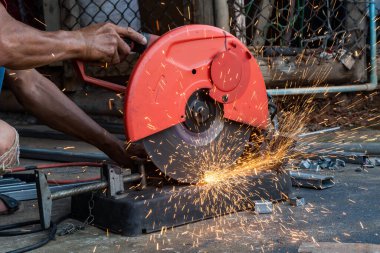 İşçi çeliği kesmiş, tekerlek testeresiyle kesmiş, tekerlekleri kesmiş..