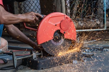 İşçi çeliği kesmiş, tekerlek testeresiyle kesmiş, tekerlekleri kesmiş..