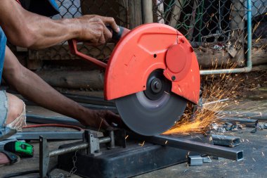 İşçi çeliği kesmiş, tekerlek testeresiyle kesmiş, tekerlekleri kesmiş..