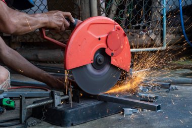 İşçi çeliği kesmiş, tekerlek testeresiyle kesmiş, tekerlekleri kesmiş..