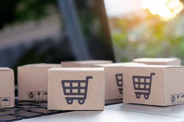 Nternetten Alışveriş Kağıt Kutular Klavyede Alışveriş Arabası Logosu Olan Bir — Stok fotoğraf