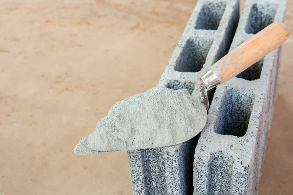 İnşaat işi için beton tuğlaya beton tozu ya da malalı harç.