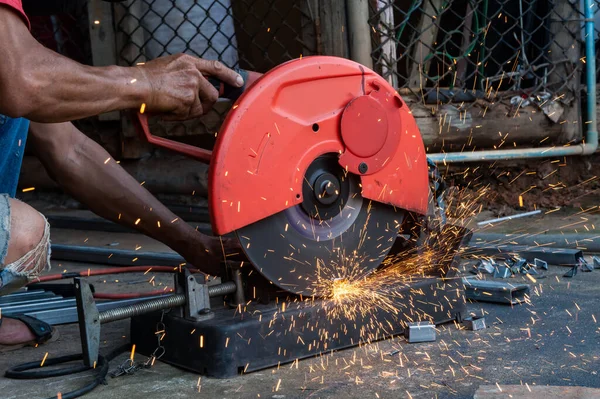 Worker Cut Steel Cut Wheel Saw Cutting Wheels — Stock Photo, Image