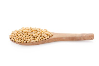 Tahta kaşık içindeki soya fasulyesi kesme yolu ile beyaz arka planda izole