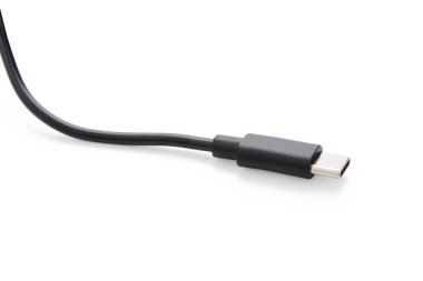 Beyaz arkaplanda USB tip c kablosu izole edildi. Clipping pat ile