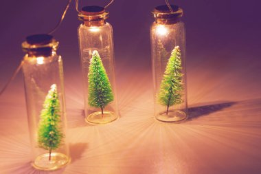 Mutlu Noeller ve yeni yıl konsepti, ampul ve cam kavanozdaki küçük Noel ağacı.