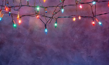 Mavi arkaplanda fotokopi makaralı Noel ışıkları dizisi