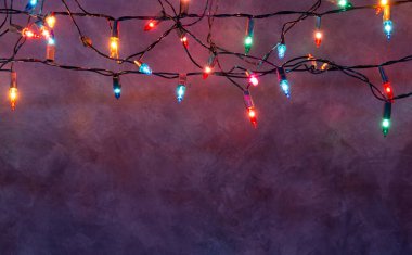 Mavi arkaplanda fotokopi makaralı Noel ışıkları dizisi