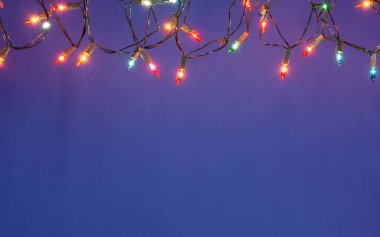 Mavi arkaplanda fotokopi makaralı Noel ışıkları dizisi