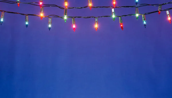 Cadena Luces Navidad Sobre Fondo Azul Con Spac Copia — Foto de Stock