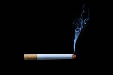 sigara siyah arka planda duman