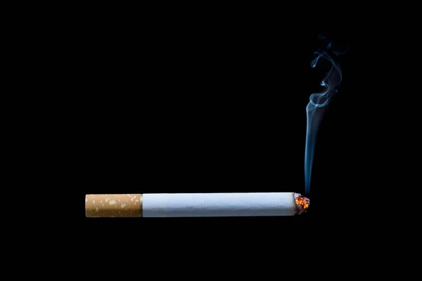 Сигарета Дымом Черном Фоне — стоковое фото