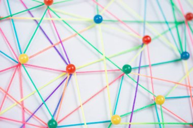 Varlıkları birbirine bağlamak, engelleme zinciri, sosyal medya, iletişim ağı, iki ağ arasındaki bağlantı. Kağıt üzerinde ağ simülasyonu iplikle birbirine bağlanır