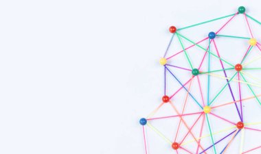 Varlıkları birbirine bağlamak, engelleme zinciri, sosyal medya, iletişim ağı, iki ağ arasındaki bağlantı. Kağıt üzerinde ağ simülasyonu iplikle birbirine bağlanır