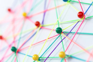 Varlıkları birbirine bağlamak, engelleme zinciri, sosyal medya, iletişim ağı, iki ağ arasındaki bağlantı. Kağıt üzerinde ağ simülasyonu iplikle birbirine bağlanır