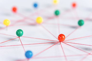 Varlıkları birbirine bağlamak, engelleme zinciri, sosyal medya, iletişim ağı, iki ağ arasındaki bağlantı. Kağıt üzerinde ağ simülasyonu iplikle birbirine bağlanır