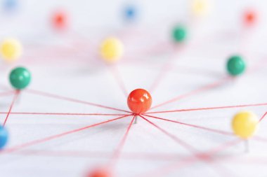 Varlıkları birbirine bağlamak, engelleme zinciri, sosyal medya, iletişim ağı, iki ağ arasındaki bağlantı. Kağıt üzerinde ağ simülasyonu iplikle birbirine bağlanır