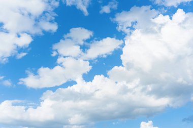 Bulutlar ve mavi gökyüzü. Mavi arkaplanda sirus ve kümülüs bulutları.