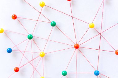 Varlıkları birbirine bağlamak, engelleme zinciri, sosyal medya, iletişim ağı, iki ağ arasındaki bağlantı. Kağıt üzerinde ağ simülasyonu iplikle birbirine bağlanır
