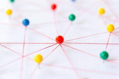 Varlıkları birbirine bağlamak, engelleme zinciri, sosyal medya, iletişim ağı, iki ağ arasındaki bağlantı. Kağıt üzerinde ağ simülasyonu iplikle birbirine bağlanır