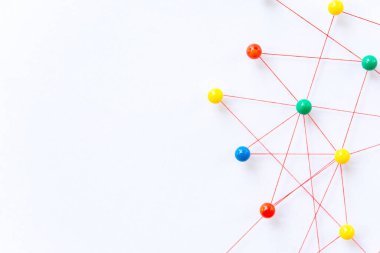 Varlıkları birbirine bağlamak, engelleme zinciri, sosyal medya, iletişim ağı, iki ağ arasındaki bağlantı. Kağıt üzerinde ağ simülasyonu iplikle birbirine bağlanır