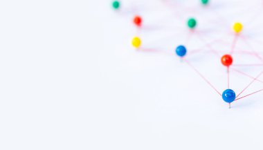 Varlıkları birbirine bağlamak, engelleme zinciri, sosyal medya, iletişim ağı, iki ağ arasındaki bağlantı. Kağıt üzerinde ağ simülasyonu iplikle birbirine bağlanır