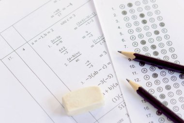 Cevap kağıdındaki kalem ve silgi ya da cevapları kabarcıklı standart test formu. çoklu seçim cevap sayfası