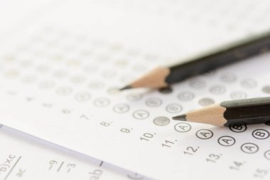 Cevap kâğıtları veya Standart test formu nda kalem ve cevapları kabardır. çoktan seçmeli cevap sayfası