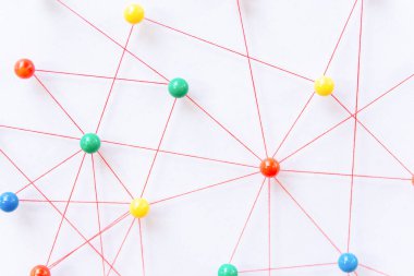 Varlıkları birbirine bağlamak, engelleme zinciri, sosyal medya, iletişim ağı, iki ağ arasındaki bağlantı. Kağıt üzerinde ağ simülasyonu iplikle birbirine bağlanır