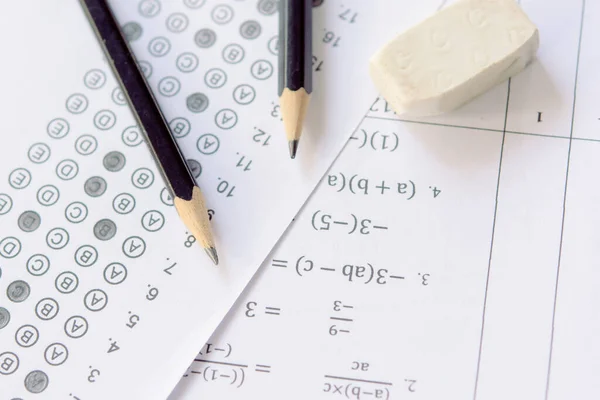 答案表上的铅笔和橡皮擦或带有气泡的标准化测试表上的答案 多选题答题表 — 图库照片