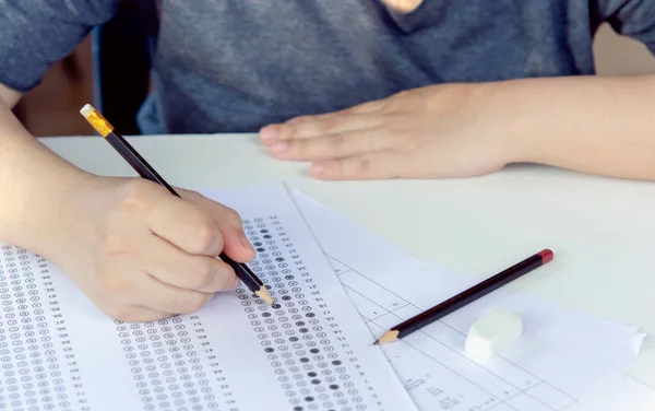 Alunos Mão Segurando Lápis Escrita Escolha Selecionada Folhas Resposta Matemática — Fotografia de Stock