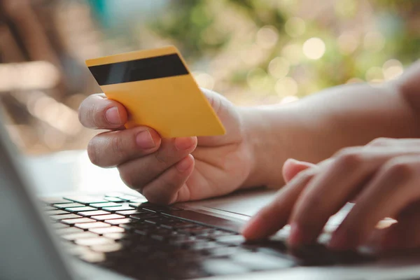 Pago Con Tarjeta Crédito Manos Mujer Sosteniendo Tarjeta Crédito Usando —  Fotos de Stock