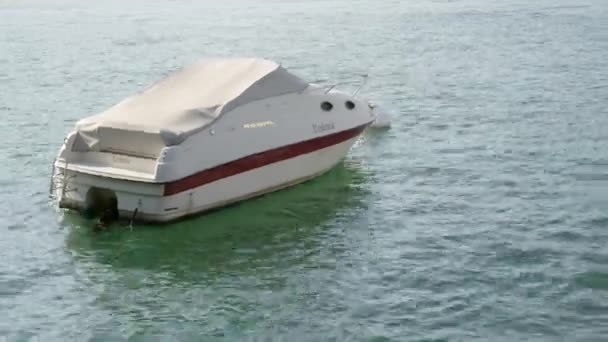 Προσδεδεμένο μηχανοκίνητο σκάφος λευκό και κόκκινο στη λίμνη Κόμο. — Αρχείο Βίντεο