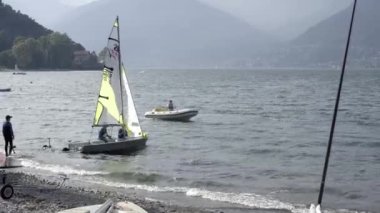 Rüzgârlı bir havada iki adam tekneyle denize açıldı.