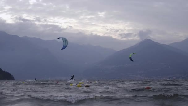 Kiteboarders τράβηξε σε όλη την Como λίμνη νερού. — Αρχείο Βίντεο