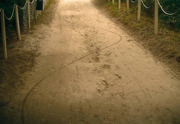 Sarı kum yolu mecazlar için kullanışlıdır
