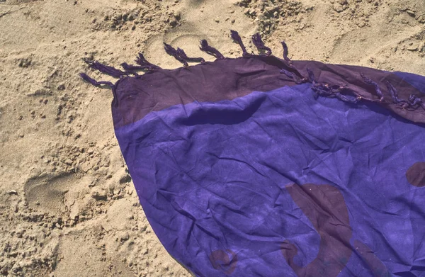 Kumsalda yaz mavisi havlu. 