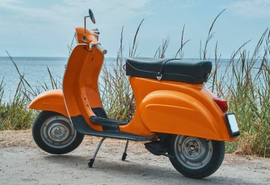  Plajda klasik turuncu Vespa scooter 'ı var..
