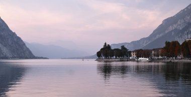 Como Gölü kıyısında Lecco City, İtalya 'nın günbatımı manzarası