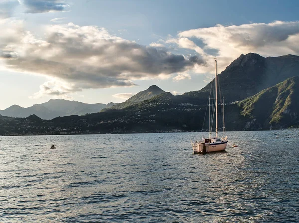 Panorámás kilátás a Comói-tóra Varenna városából — Stock Fotó