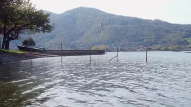 Rivabella tarafından İtalyan bayrağı dalgalanması. Lecco Şehri İtalya