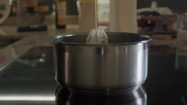 SLOMO: Ręcznie zaparza torebkę herbaty w garnku — Wideo stockowe