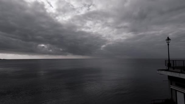 Colpo lungo: paesaggio marino dalla terrazza della piccola città di Camogli al tramonto. Genova, Italia — Video Stock