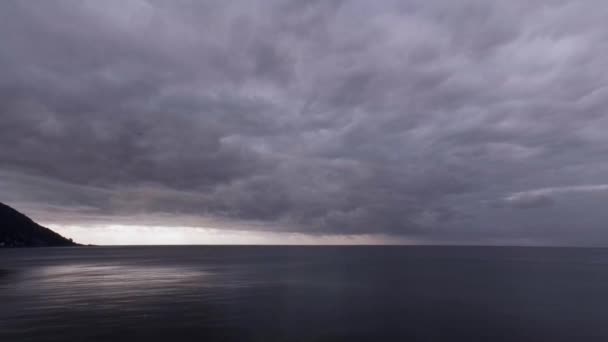 Lång skott: Panorama av den lilla bukten i Camogli med Punta Chiappa på horisonten — Stockvideo