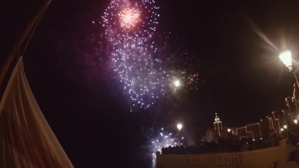 POV: Fuochi d'artificio alla fine dell'anno 2019 prima della pandemia di Covid 19 — Video Stock