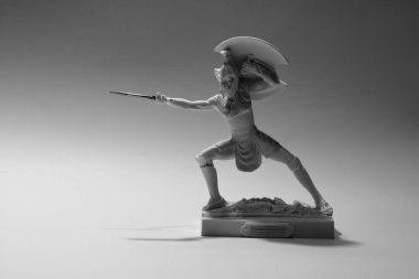Mitolojik bir savaşçının heykeli.