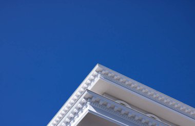 Mavi gökyüzünün altında beyaz beton ev olan soyut mimari arka plan 