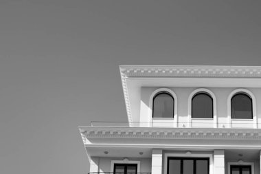 Arkadaki ve beyazdaki bir binanın ön cephesi.