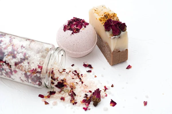 Krásné Přírodní Ručně Vyrobené Sůl Bomba Mýdlo Růžemi Bílém Pozadí Stock Obrázky